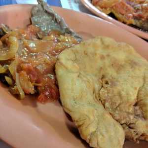 Bistec Encebollado con Hojaldre