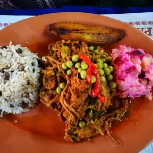 Ropa Vieja con Arroz con Guandu ensalada de feria y tajadas