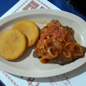 Bistec de carne encebollado y encontrado con tortillas