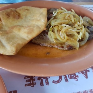 bistec de carne encebollado 