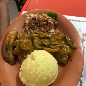 pollo en salsa de hongos