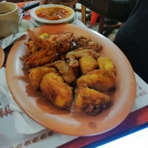 Alitas con salsa criolla y bollo frito