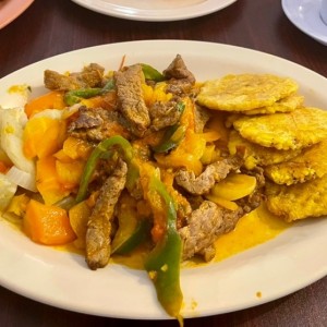 Bistec picado con patacones