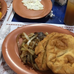 bistec de higado encebollado