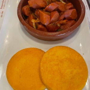 Salchichas guisadas y tortillas