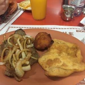 bistec encebollado con hojaldre