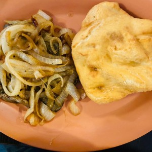 Bistec encebollado con hojaldre.