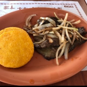 bistec encebollado