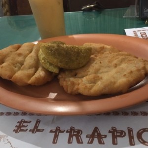 hojaldre y empanadas de platano rellenas de pollo 