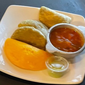 Empanada de Ropa Vieja y variadas