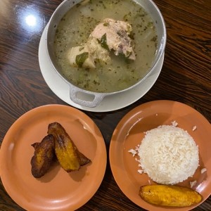 Sancocho con arroz y tajada.