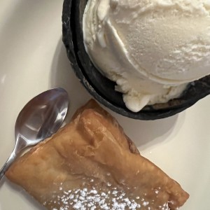 Empanada de Cheesecake de Fresa con helado