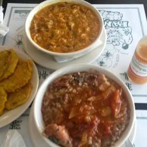 Tamal de olla... gallo pinto... patacones... picantito... mmmm