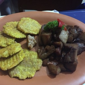 Puerco frito con patacones