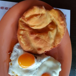 Huevos al gusto con hojaldra