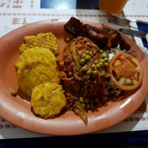 Ropa vieja con patacones.