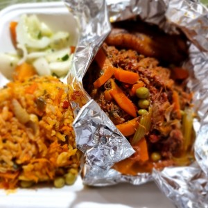 Empanada de Ropa Vieja con arroz con pollo.