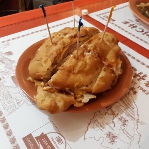 Emparedado de pollo en mesa de hojaldre