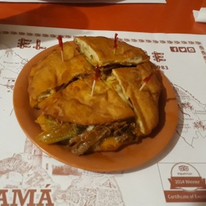 Emparedado de ropa vieja en hojaldre