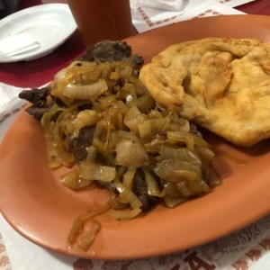 Bistec encebollado con Hojaldra