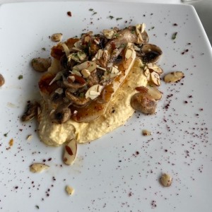 Corvina (8 Oz) con Hummus, almendras y hongos