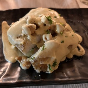 Corvina (8 Oz) con Hummus, almendras y hongos