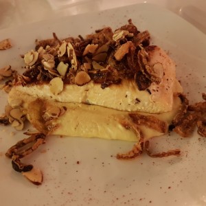 Salmon con Almendras en cama de Hummus