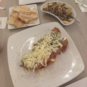 hummus especial y taquitos de pollo