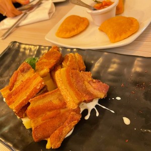 Chicharrones y empanaditas