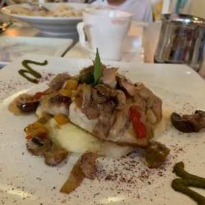 Corvina (8 Oz) con Hummus, almendras y hongos