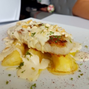 corvina con yuca al mojo