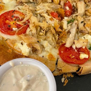 Pizzeta Griega con pollo y Labne