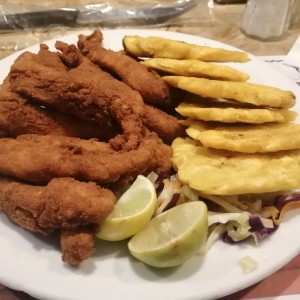 Deditos de corvina con patacones 