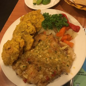 filete de corvina al ajillo con patacones