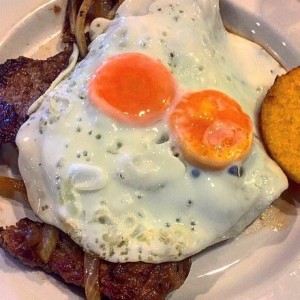 bistec a caballo con tortilla