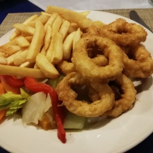 Calamares fritos con papitas