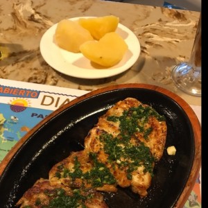 Filete de pollo al carbon con papa cocida