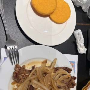 Bistec de Carne Encebollado