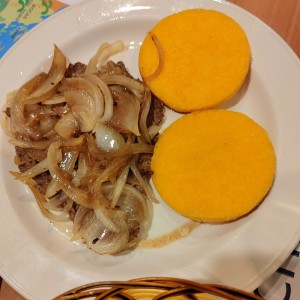 Bistec encebollado 