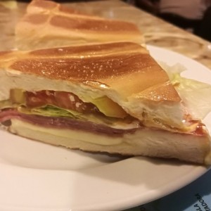 Emparedado de salami importado con mozarella