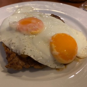 bistec encebollado a caballo