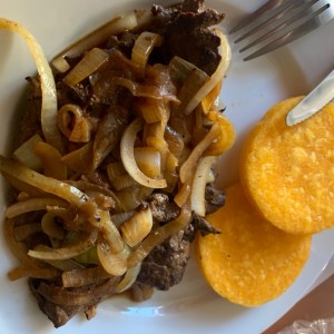 bistec de higado encebollado