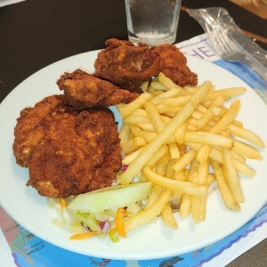 Filete de Pollo Apanado con papas fritas