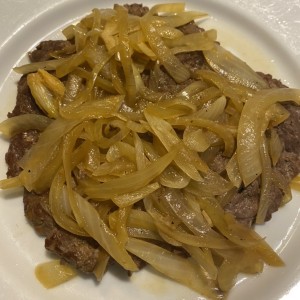 Bistec encebollado