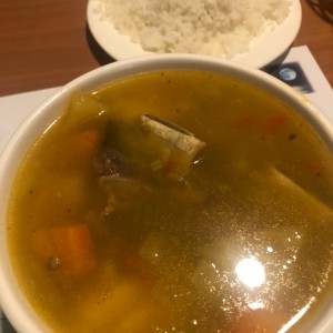 sopa de costilla de res