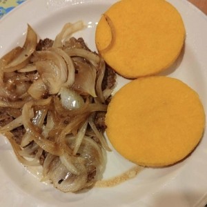 Bistec encebollado