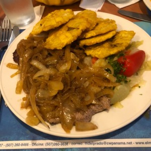 Bistec encebollado con patacones