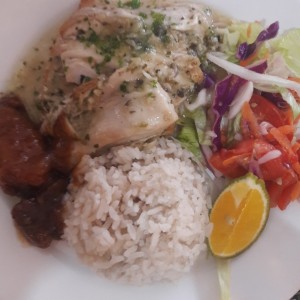 Pescado al ajillo con arroz con coco