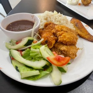 Filete de pescado con arroz y ensalada 