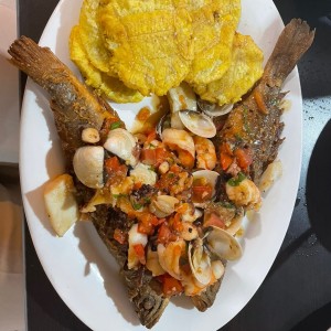 Pescado frito con patacones